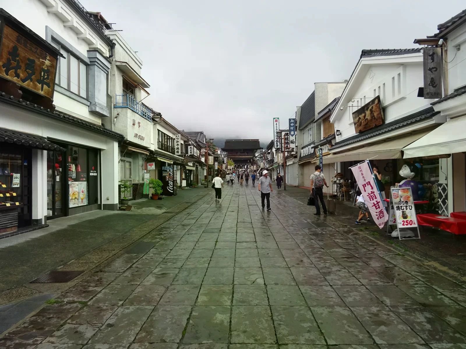 善光寺仲見世街，石板參道兩側有店舖