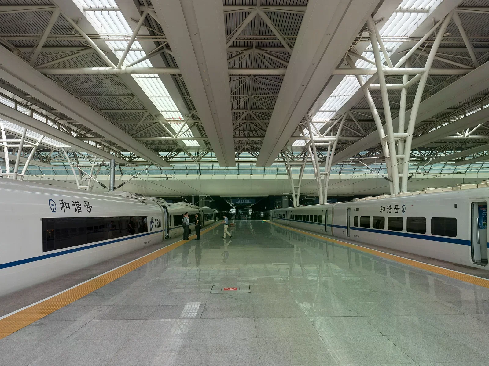 上海虹橋站的鐵路月台。