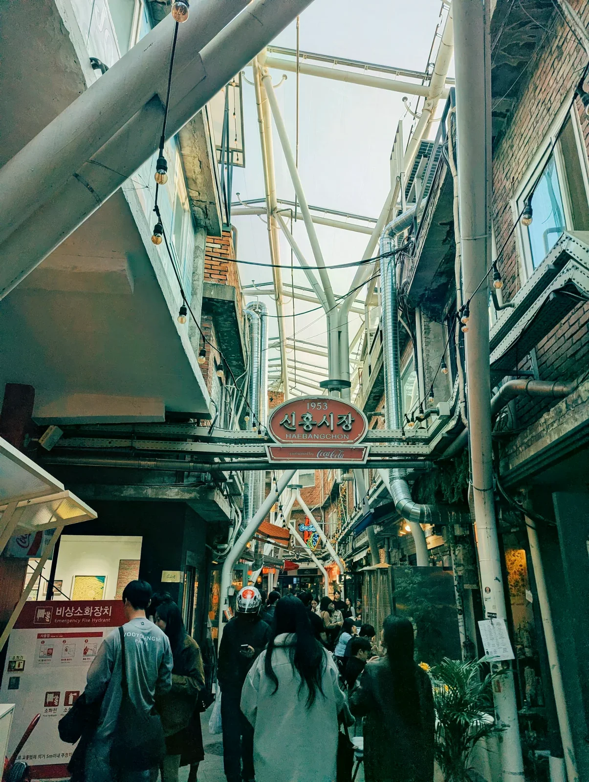 首爾海防村市場巷道,招牌可見韓文 1953 해방촌시장