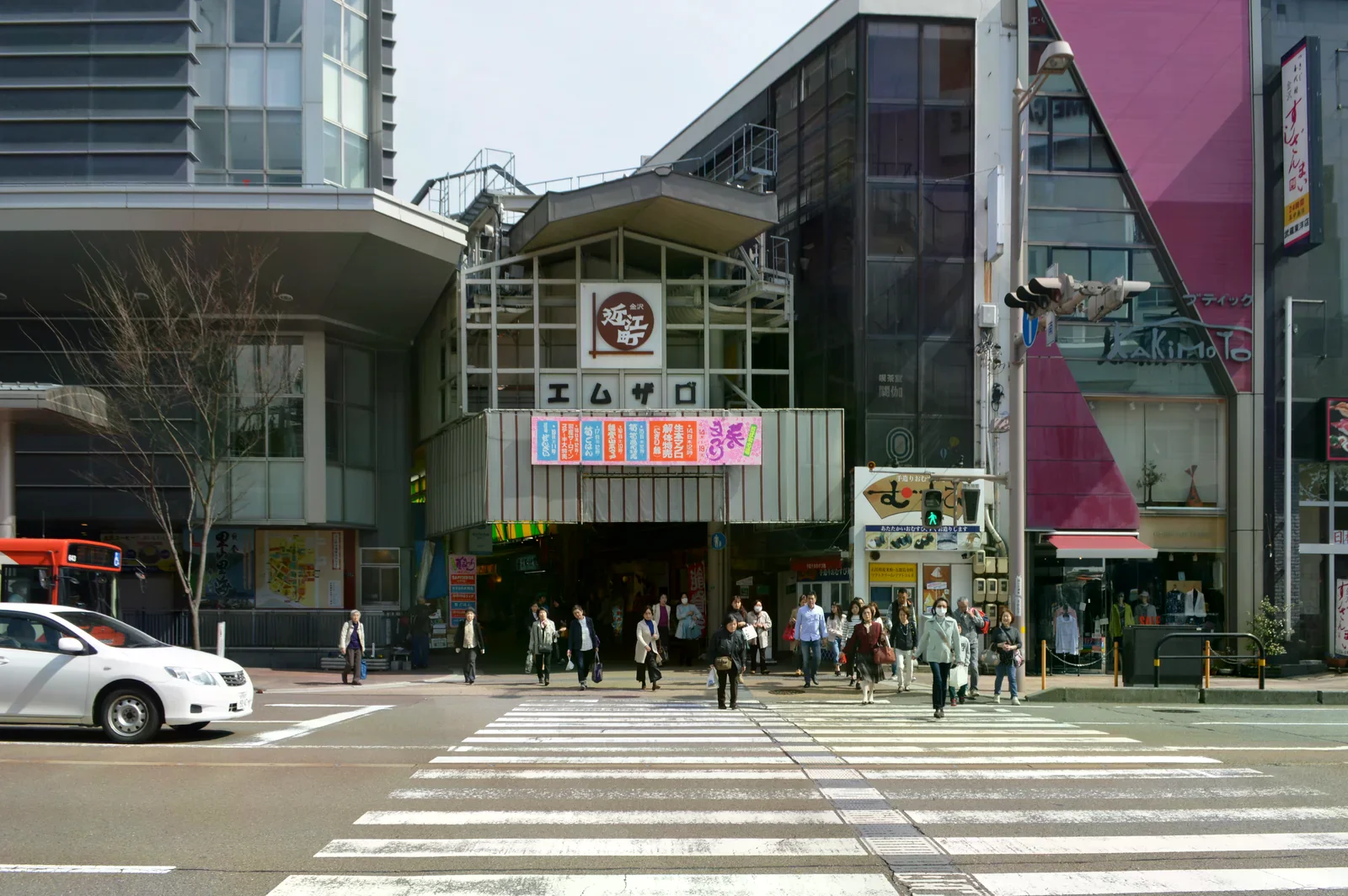 近江町市場西側入口外觀，招牌清楚可見