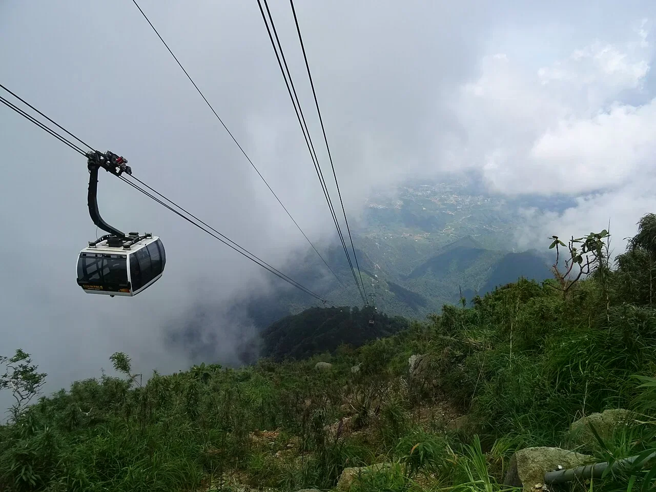 番西邦山區雲霧中的纜車