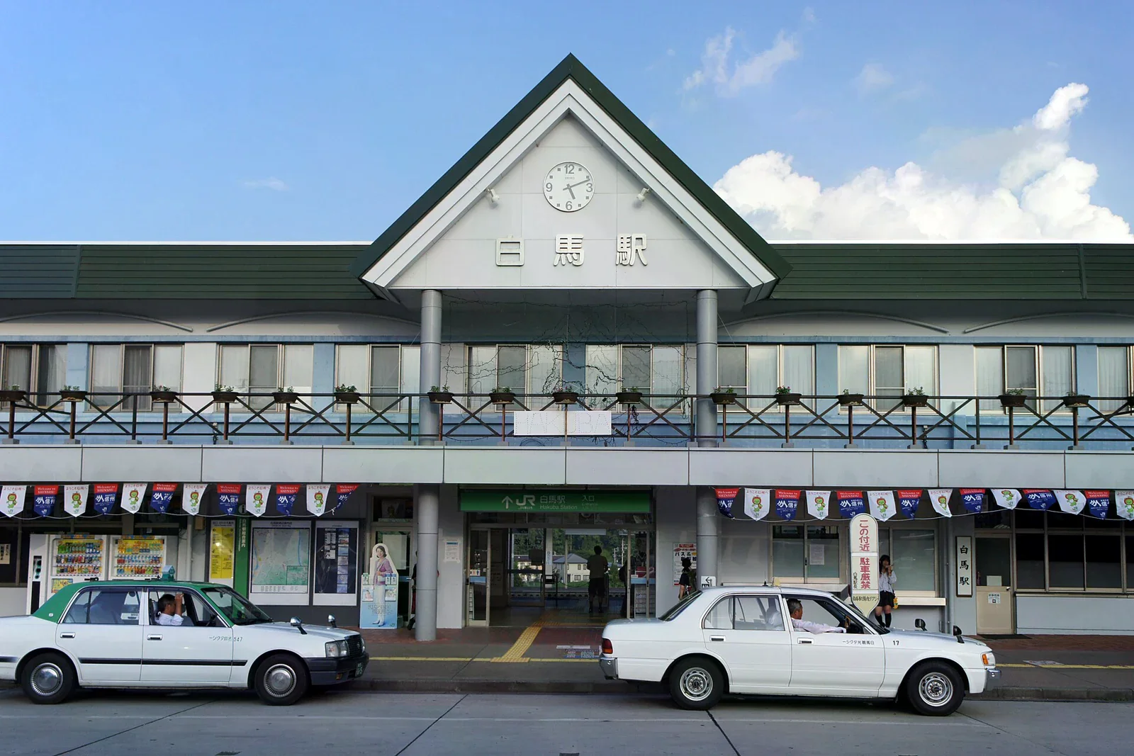 白馬站站房外觀與站前道路，照片攝於 2010 年。