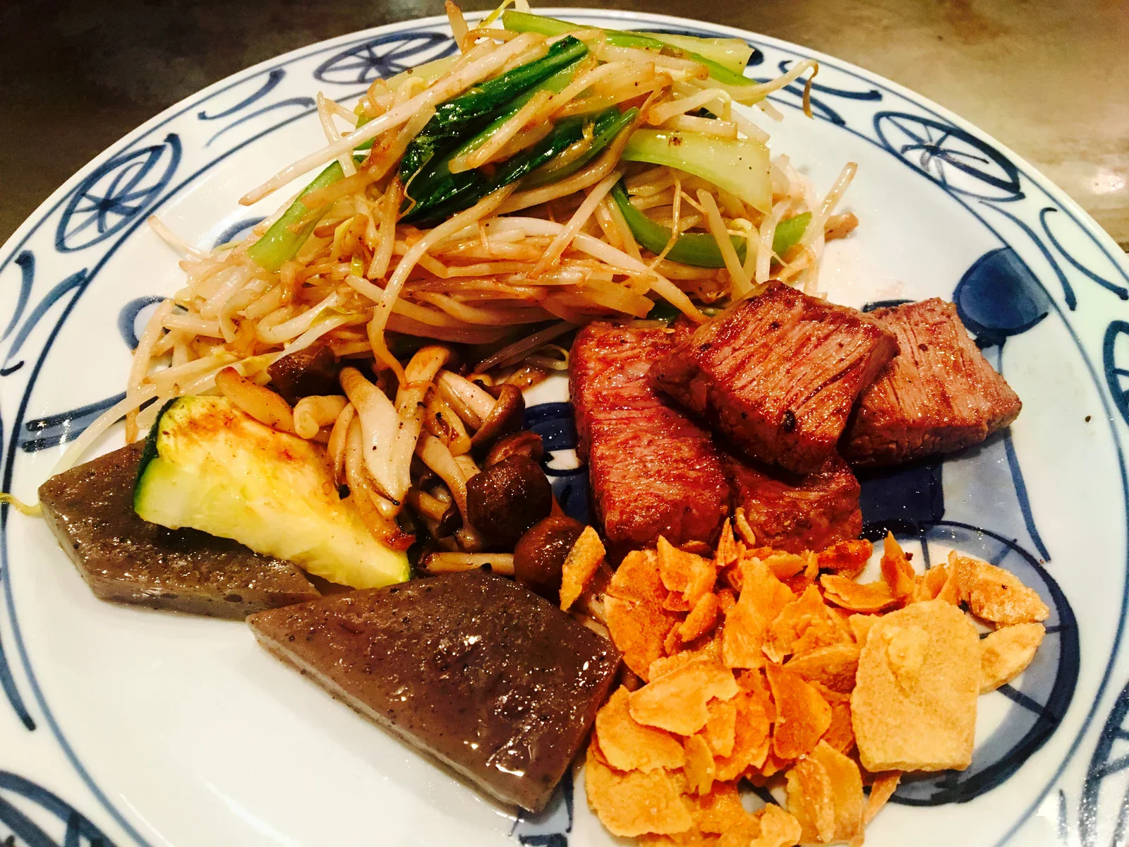 神戶牛排料理、蔬菜與蒜片