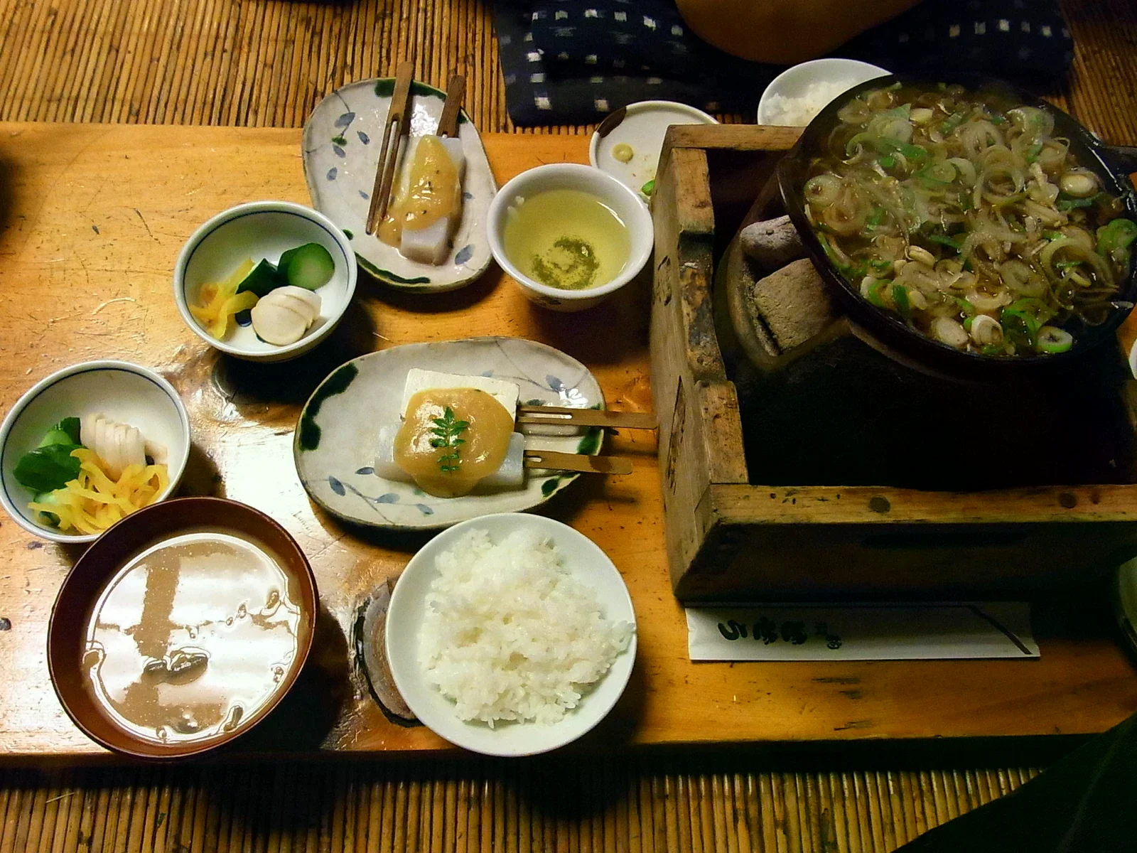 泥鰍鍋旁擺有白飯、湯與數碟配菜