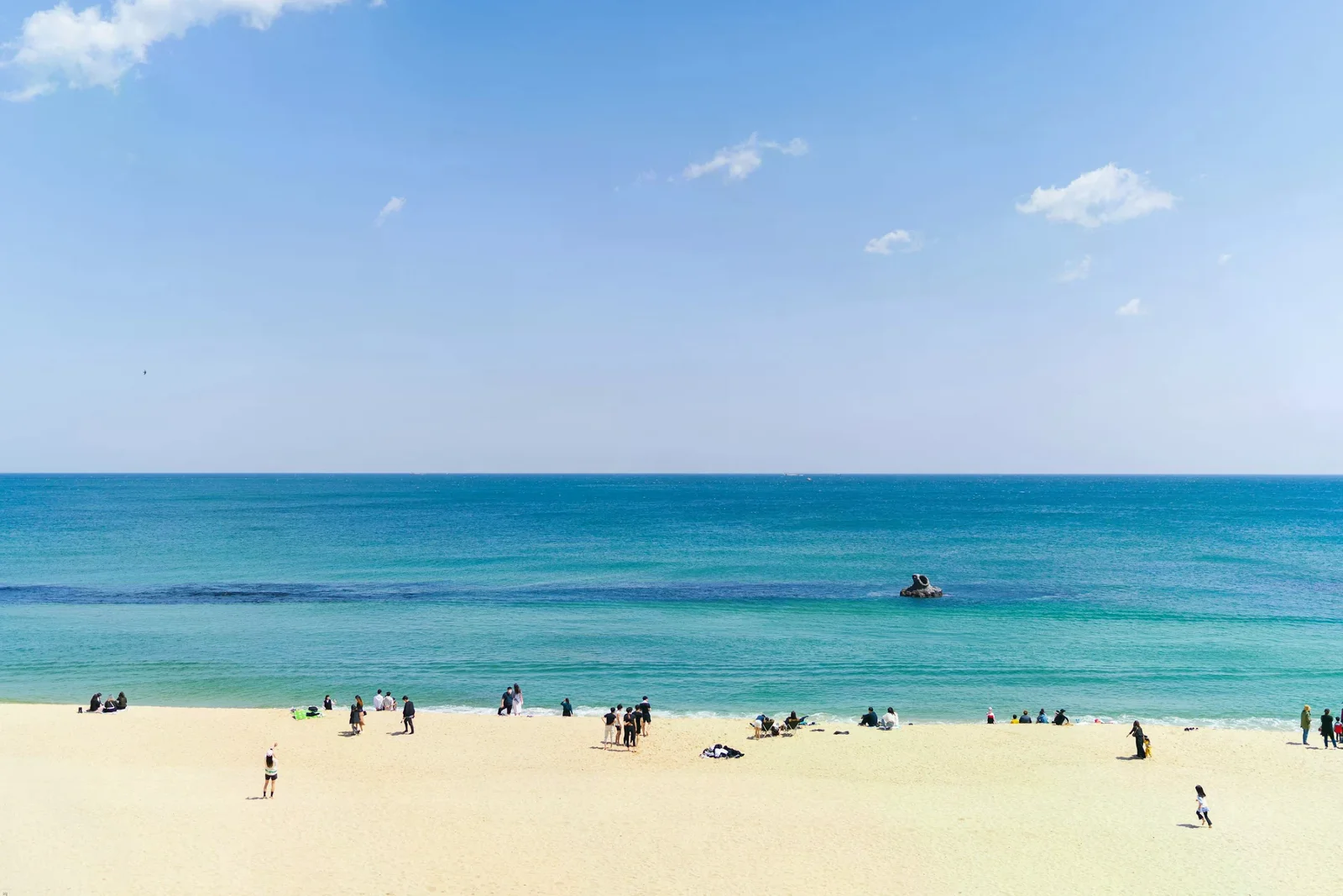 江陵海岸的沙灘、海面與遊客