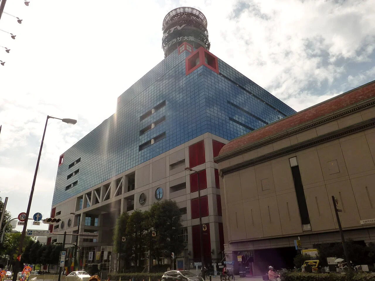 大阪 Kids Plaza Osaka 的玻璃館舍外觀，頂部可見館名招牌