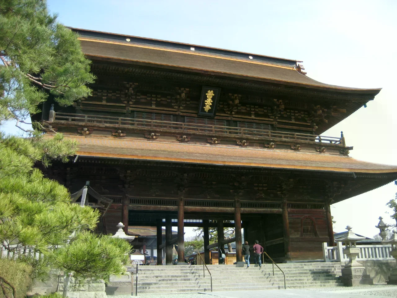 善光寺山門木造樓閣與正面階梯