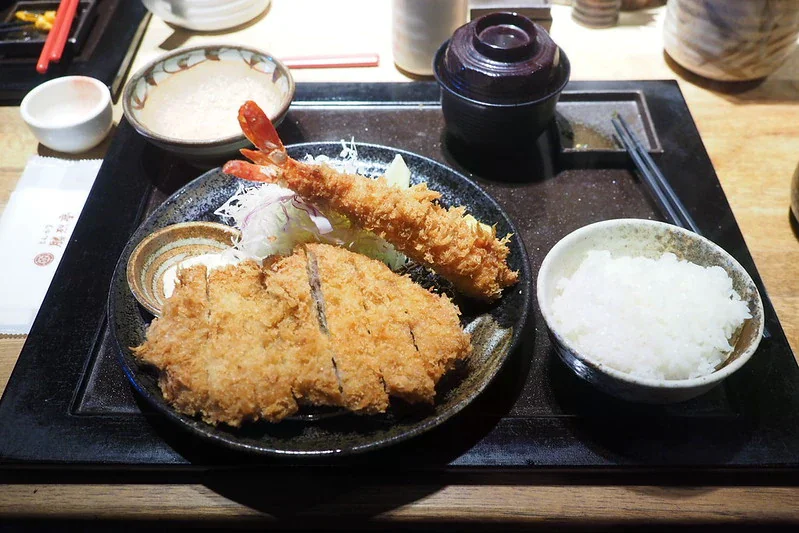 勝烈亭炸豬排、炸蝦、白飯與湯碗