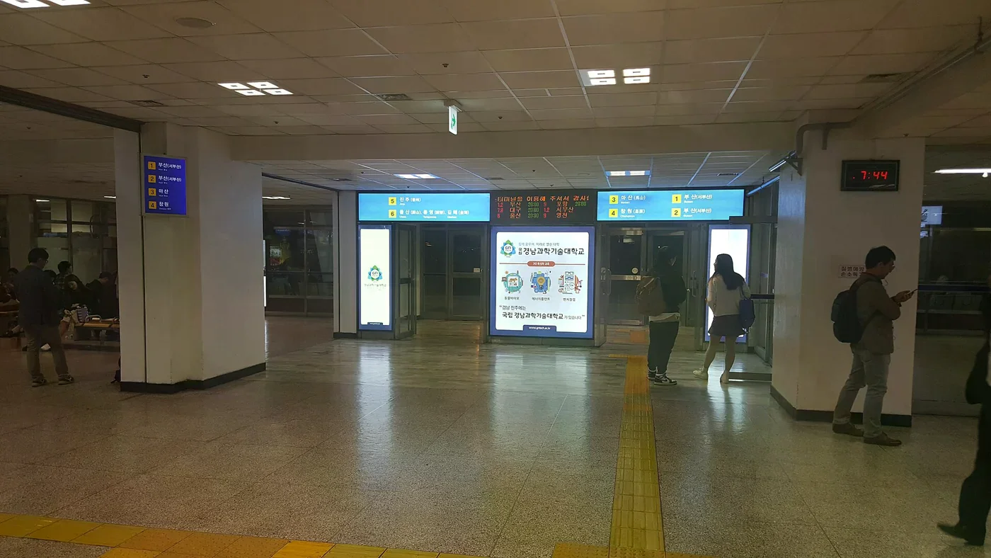 首爾高速巴士候車廳的候車區、入口與上方月台標示