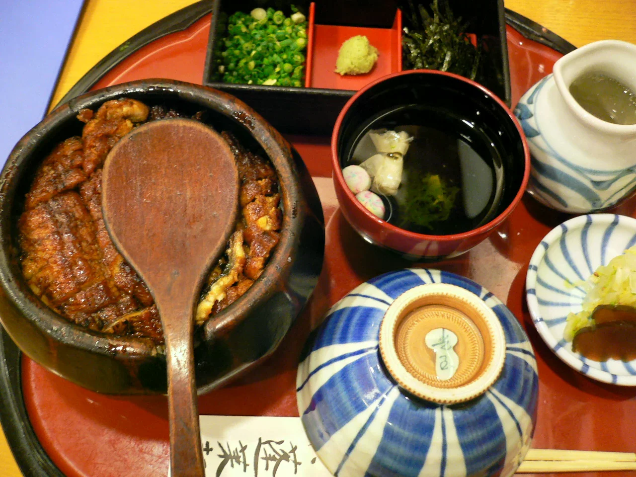 蓬莱軒木桶鰻魚飯、飯杓與藥味