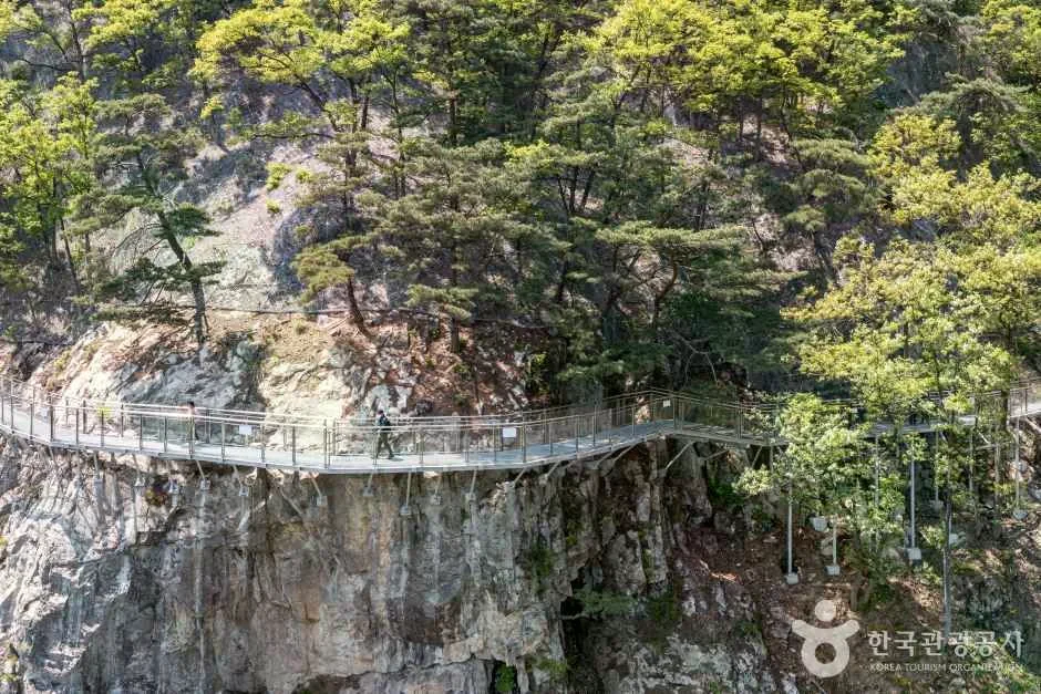 原州小金山Grand Valley懸在岩壁邊的金屬步道與護欄（2022 年 5 月照片）