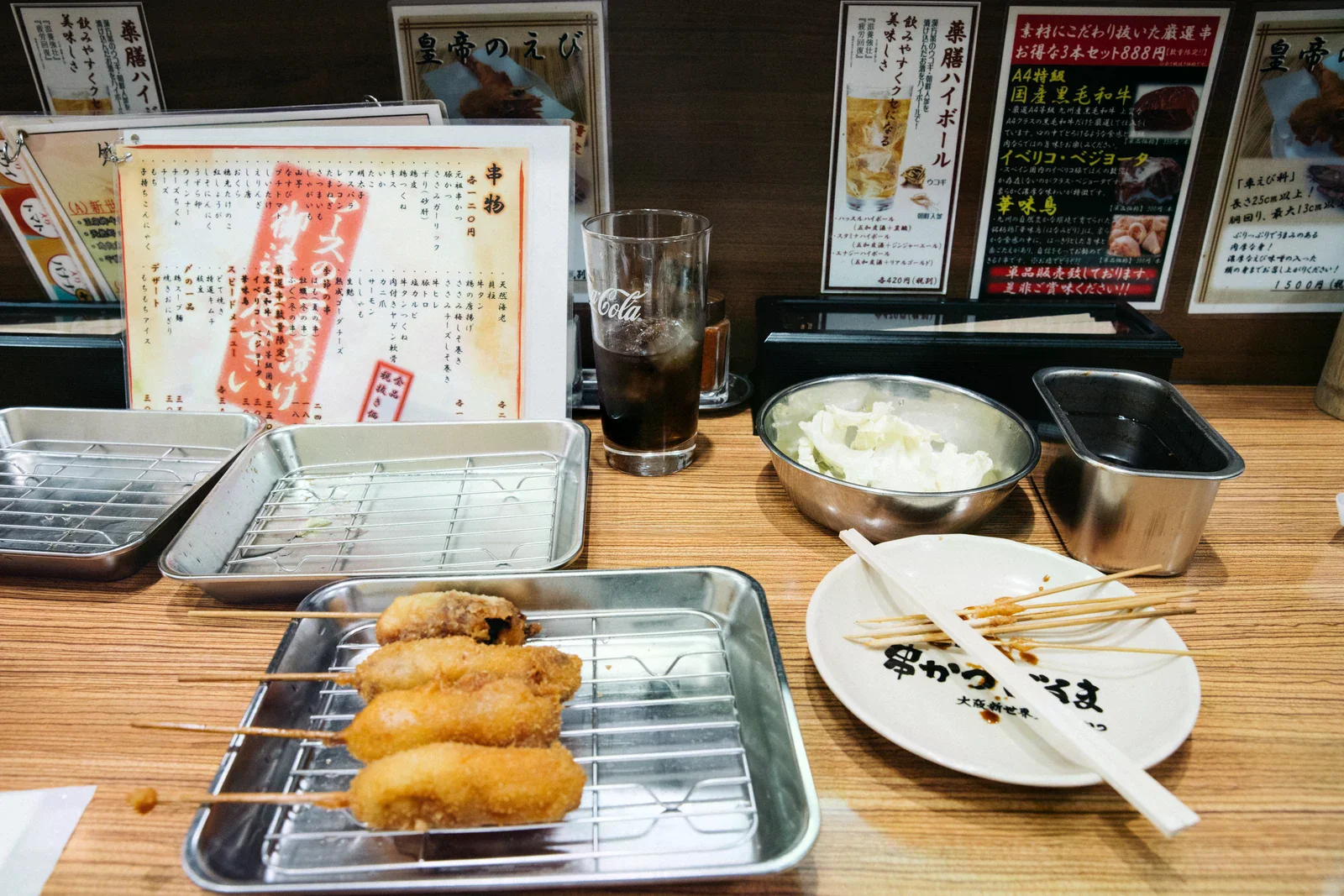 達摩串炸與桌上飲料、配料