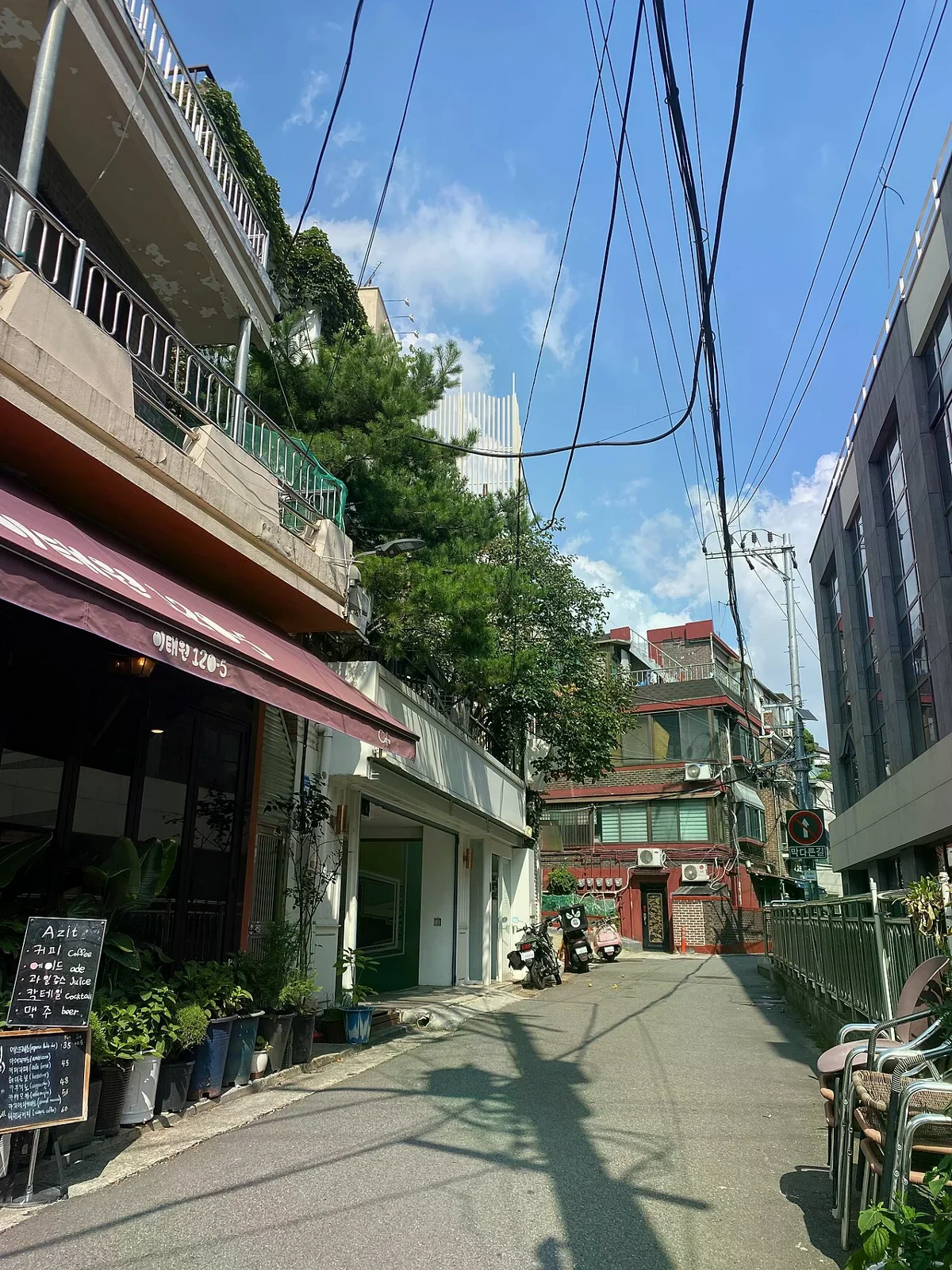 解放村巷道旁的咖啡店門面、招牌與住宅街景