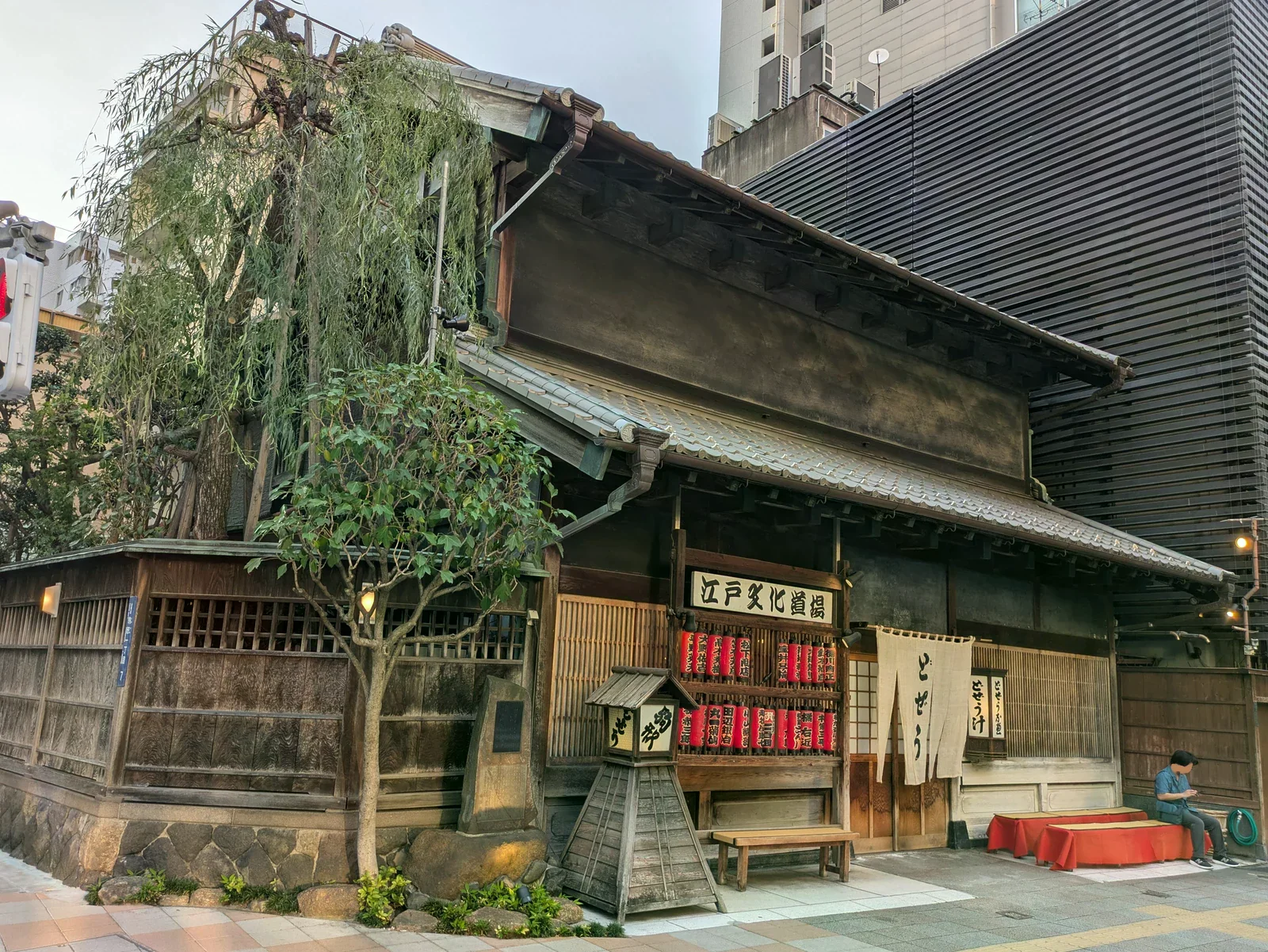 駒形どぜう木造本店，門前有柳樹與暖簾