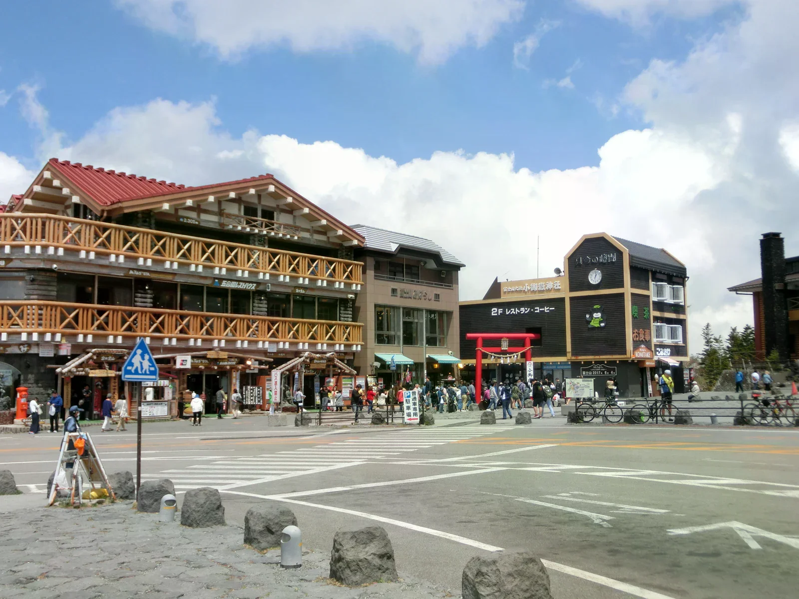 五合目站前的商店建築與步行廣場