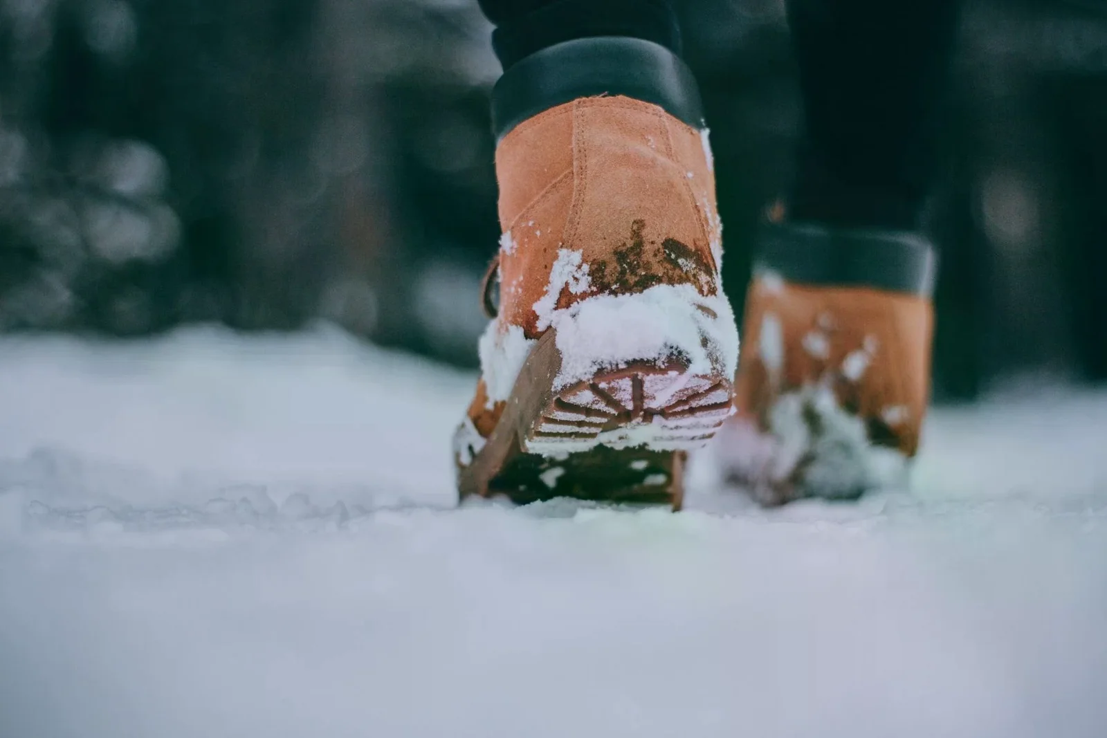 冬靴踩在雪地上的近照