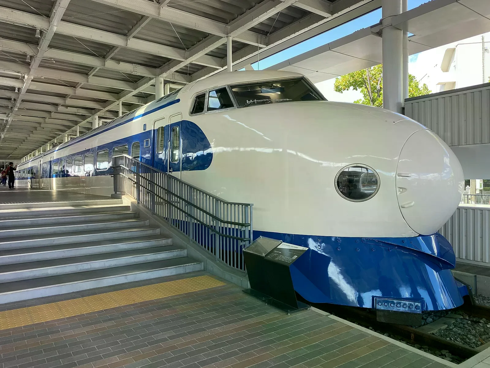 京都鐵道博物館展示的 0 系新幹線 21-1 車頭與階梯