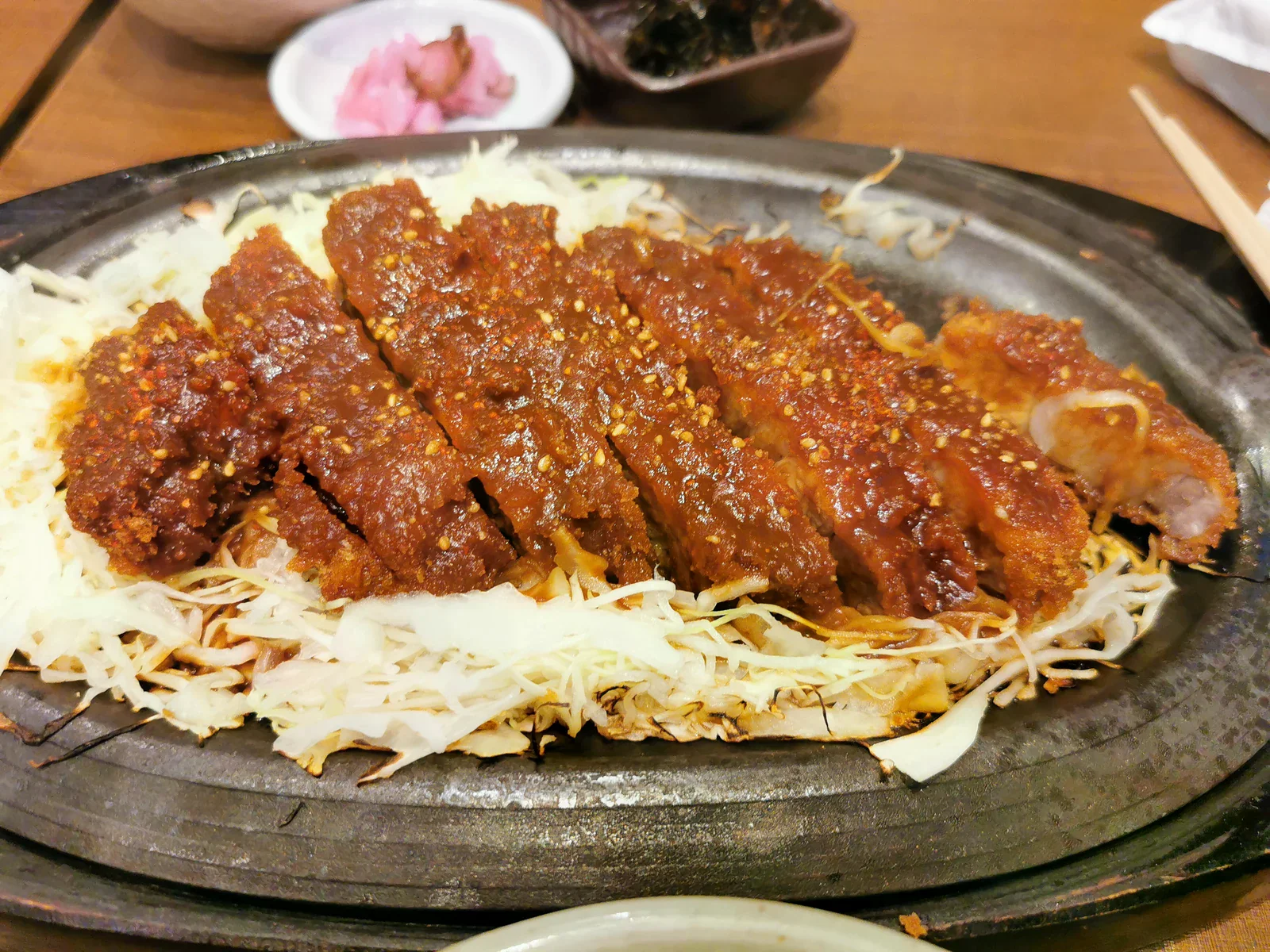 鐵盤中的味噌炸豬排與高麗菜絲
