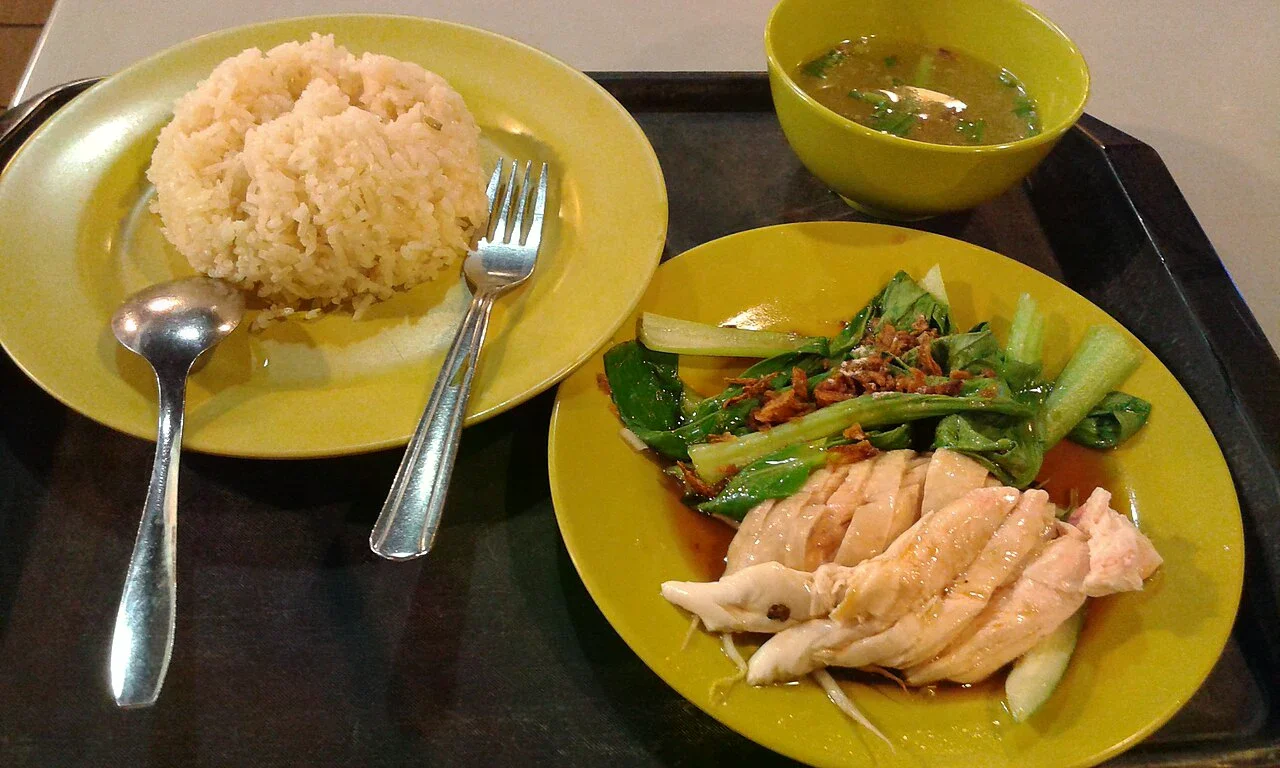 托盤上的海南雞飯、青菜、白飯與湯