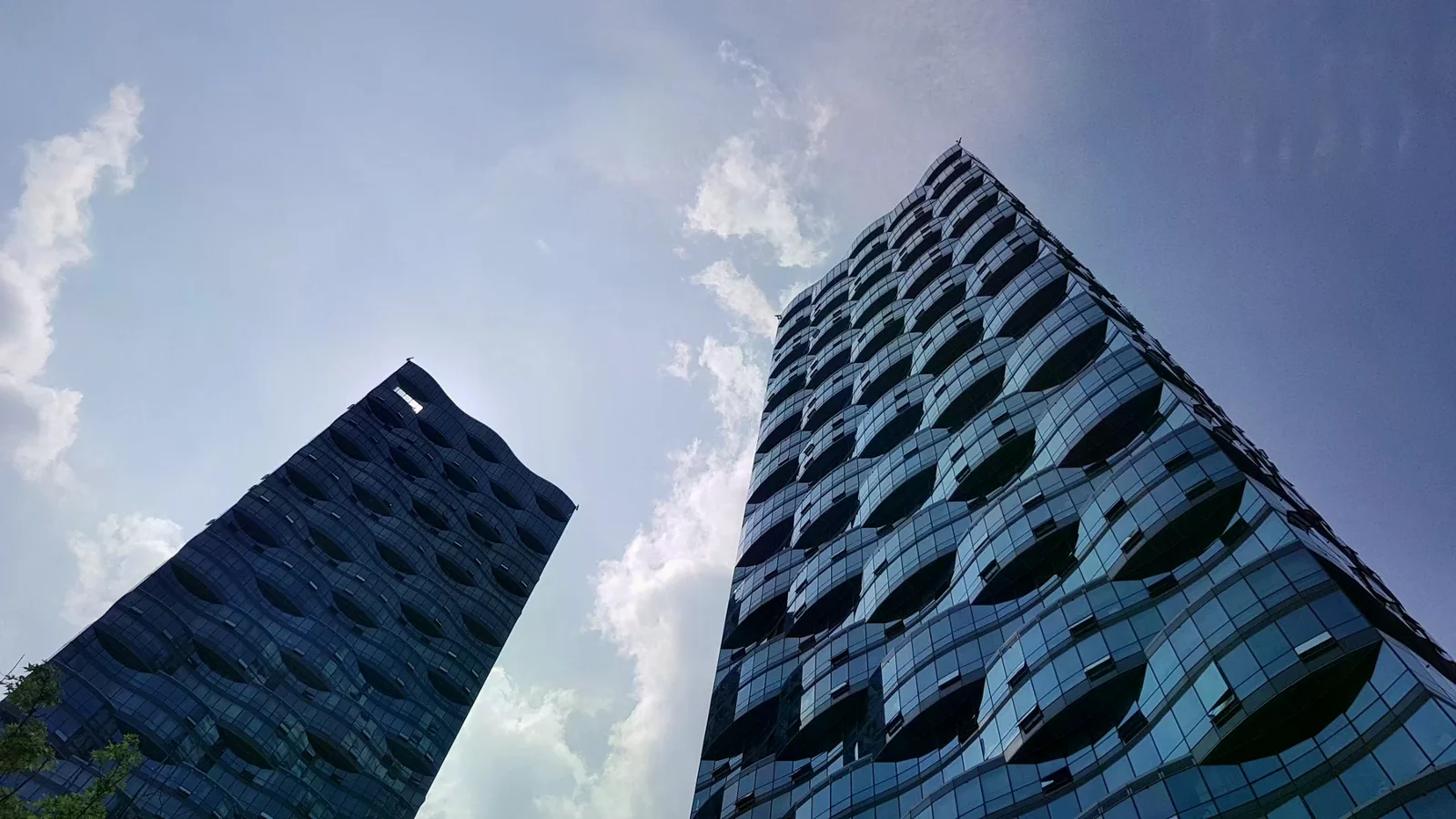 松島高樓玻璃建築從街道仰望天空