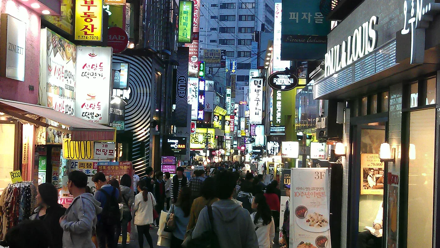 明洞街道兩側店面招牌與行人,為2012年的歷史街景