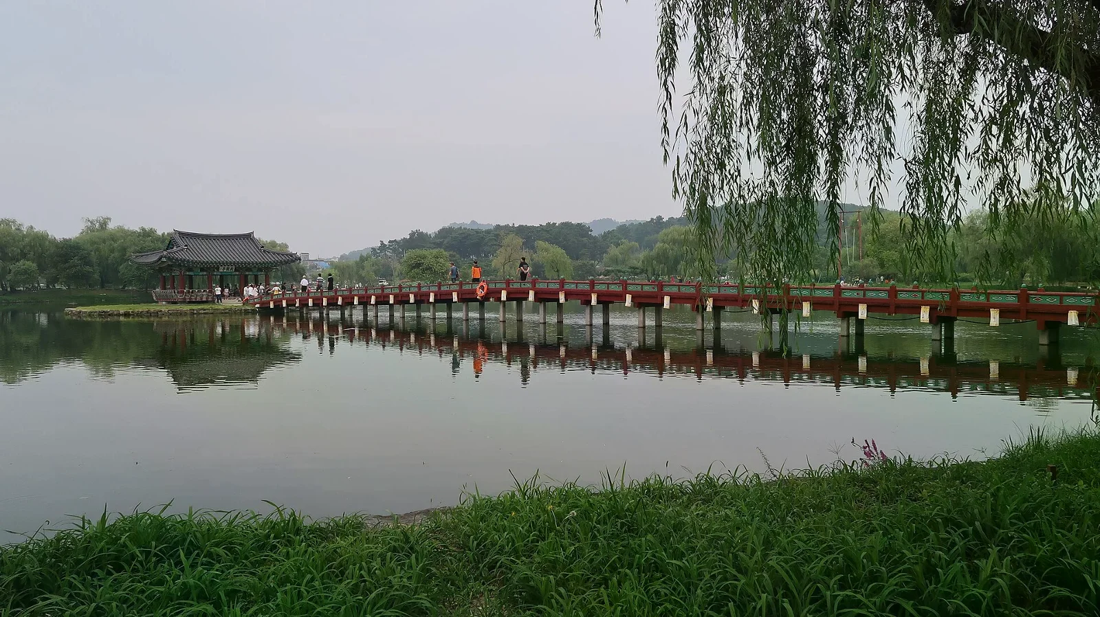 扶餘宮南池的水面、木橋與抱龍亭