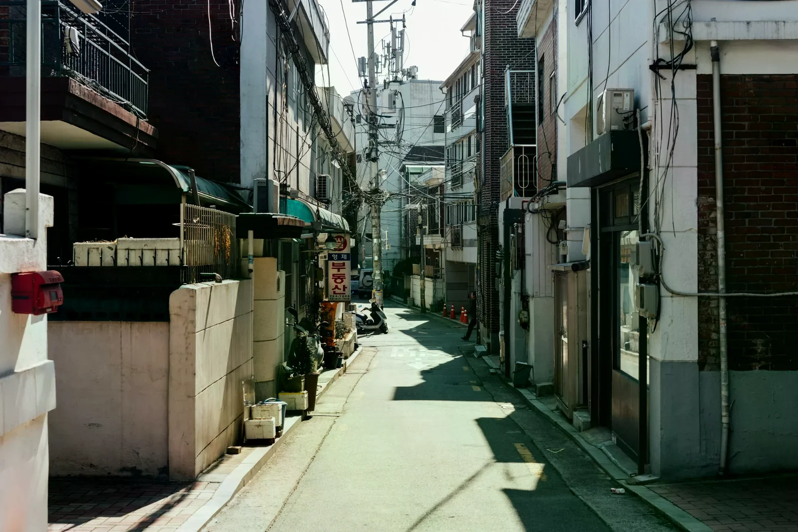 漢南洞住宅巷道，兩側是磚牆建築與沿街管線