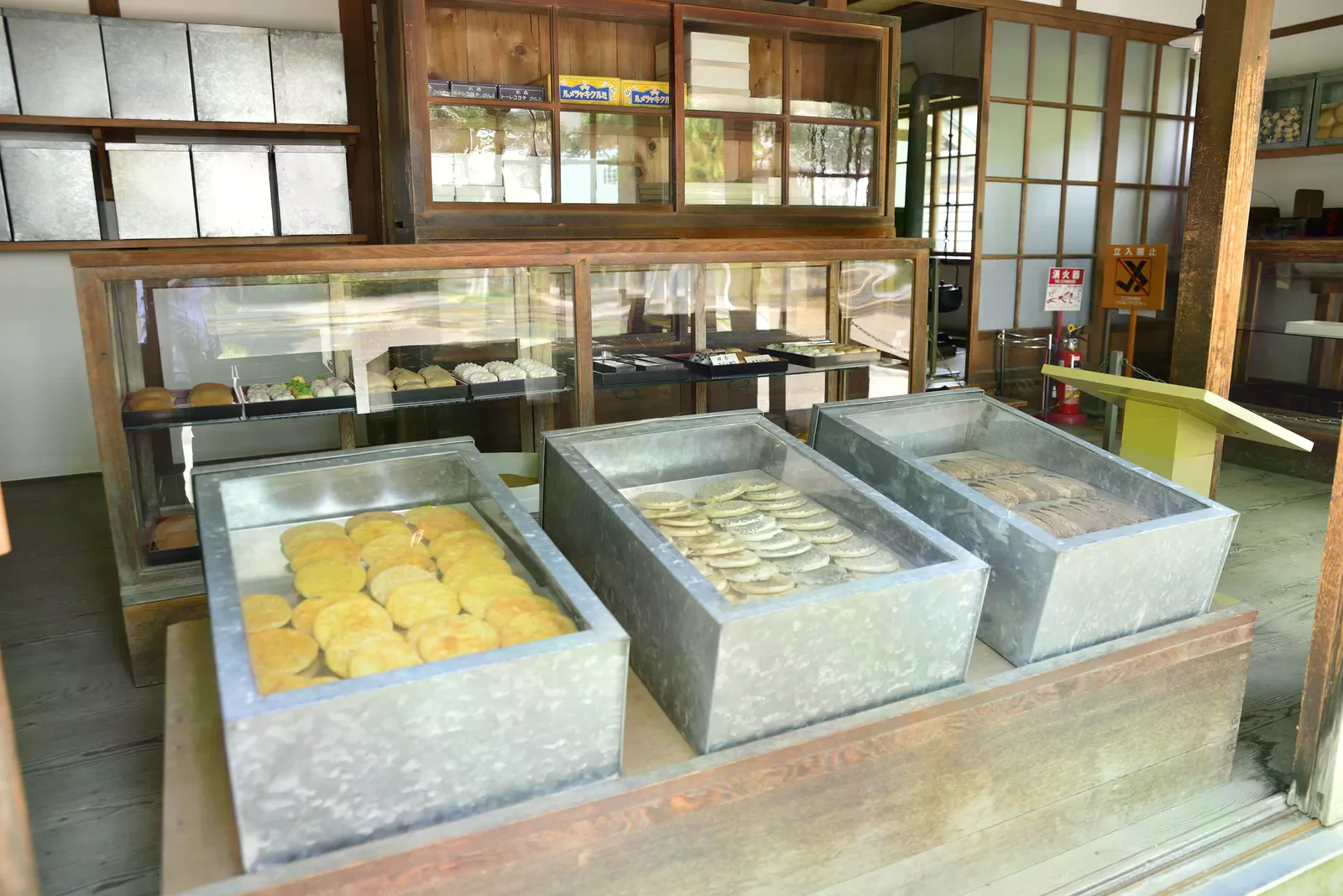 北海道開拓の村舊商店內部，玻璃展示櫃陳列商品