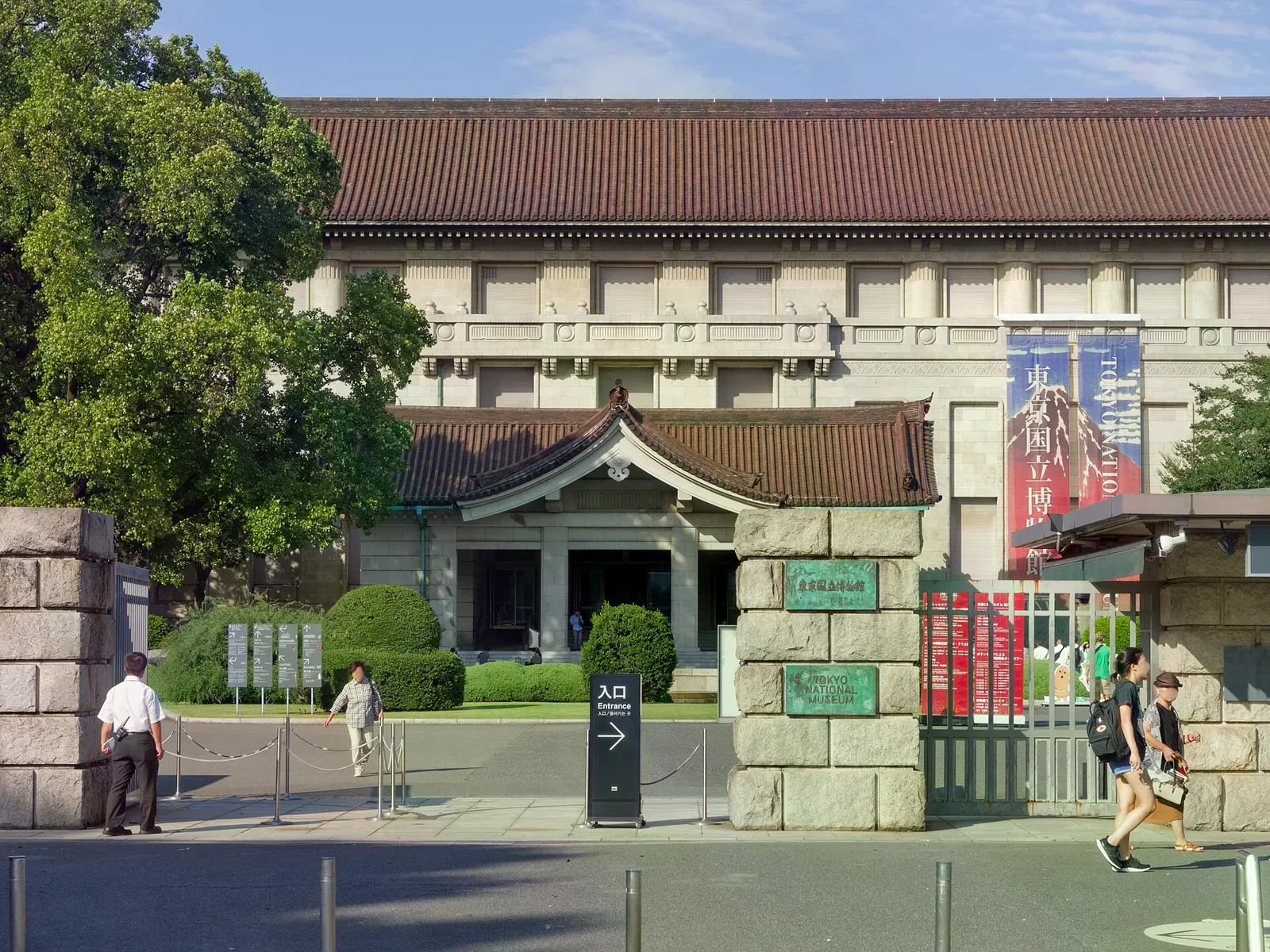 東京國立博物館正門的石柱、入口指示牌與排隊動線