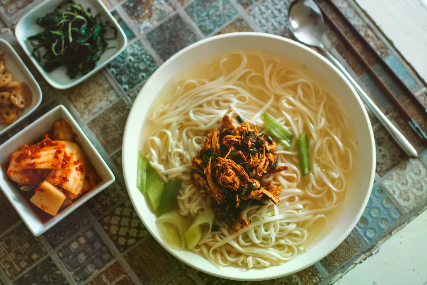 韓式湯麵（잔치국수）搭配泡菜、拌菜的俯視照
