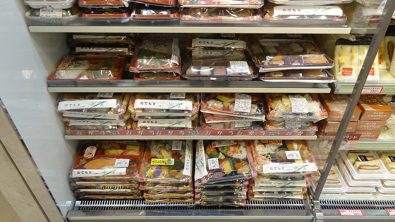 日本便利商店冷藏櫃裡陳列的便當餐盒