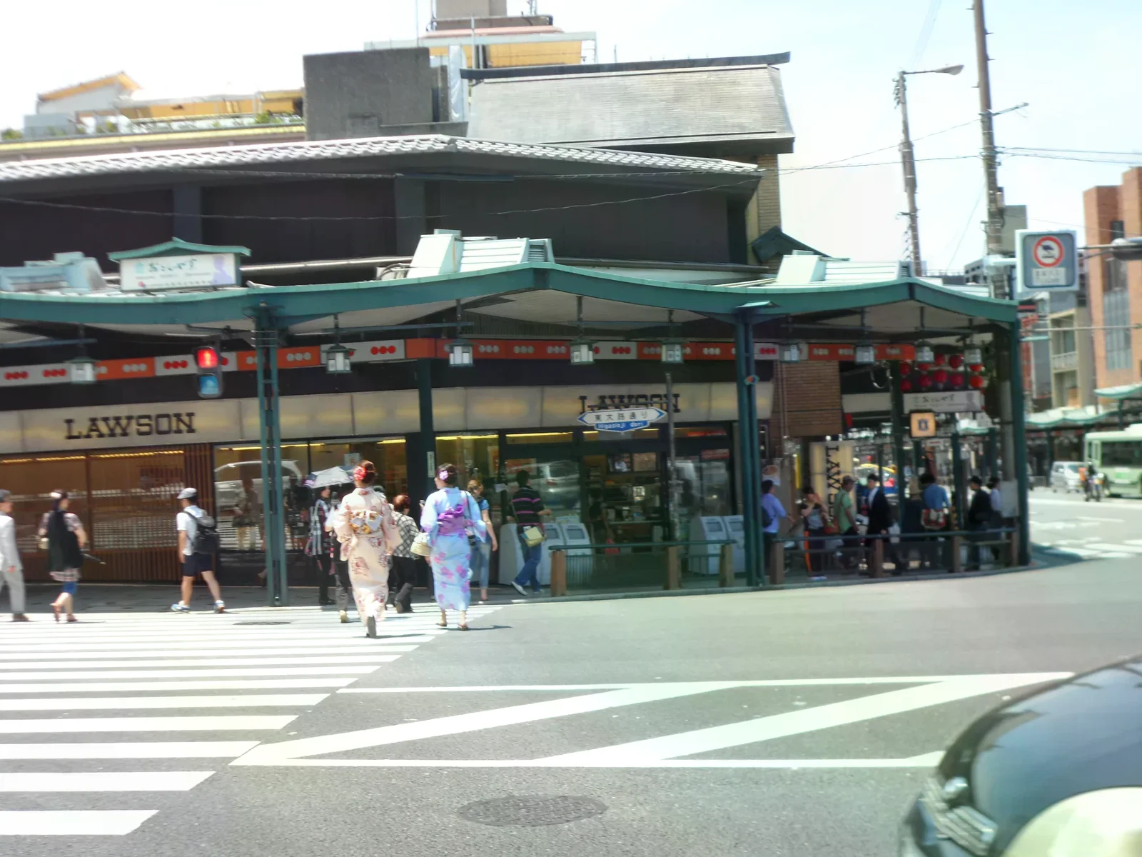 祇園交叉口附近的街景、店面與行人