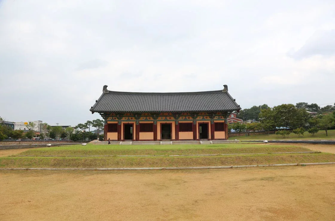 扶餘定林寺址內的傳統殿堂與前方草地