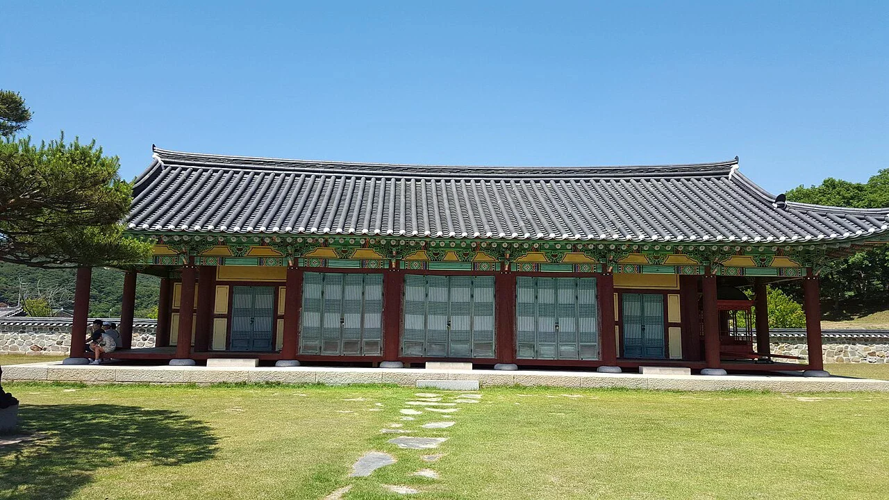 海美邑城客舍的正面外觀與傳統屋瓦、木構建築