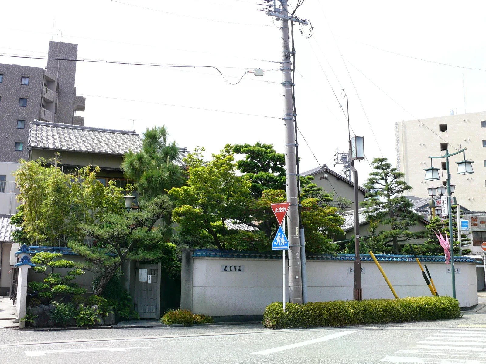 蓬莱軒本店街角圍牆與庭木