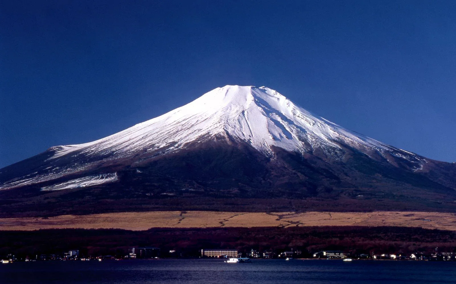 山中湖與富士山遠景，照片攝於 2011 年。