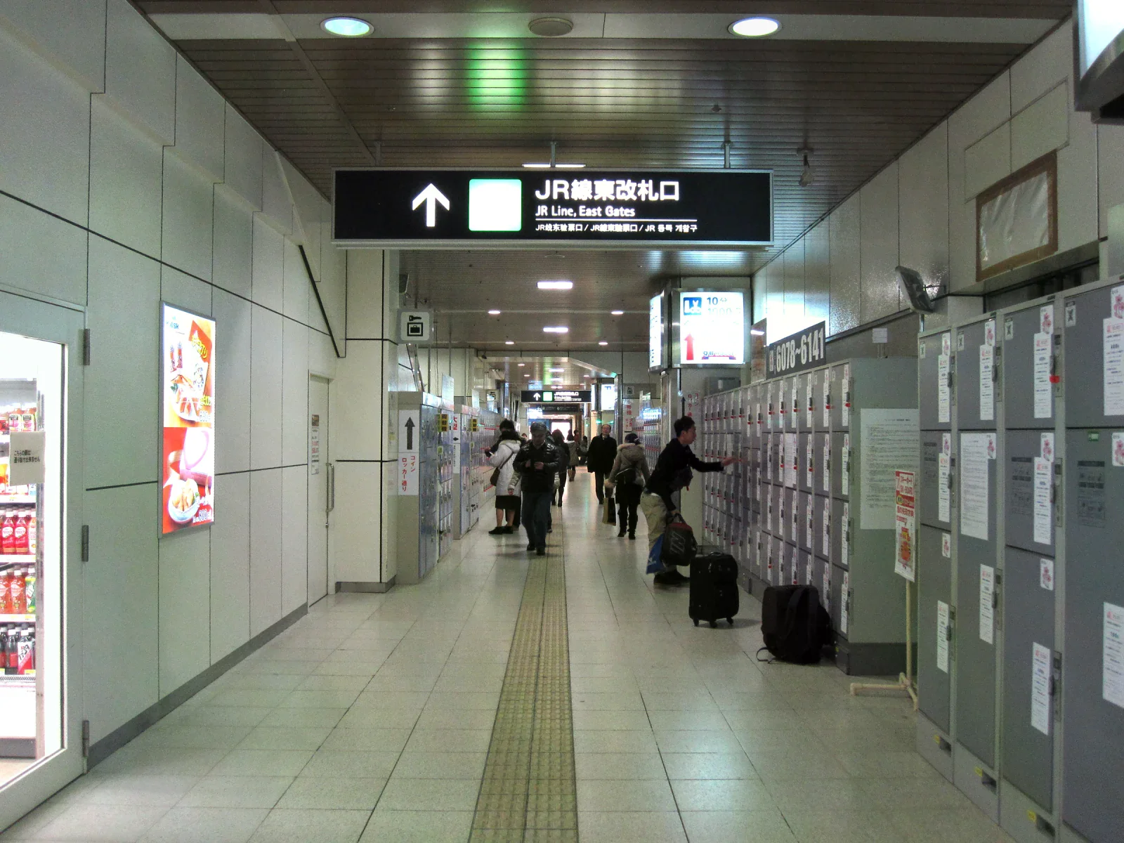 札幌站內南側連絡通道可見JR改札口指標、觸覺引導磚與寄物櫃