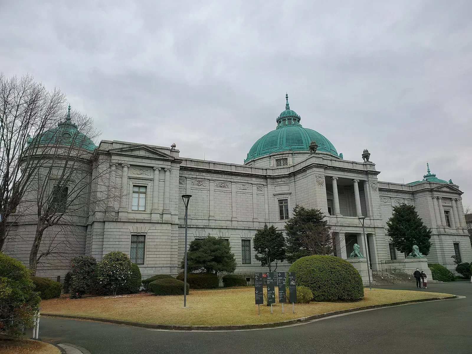 東京國立博物館表慶館的綠色圓頂與石造外牆
