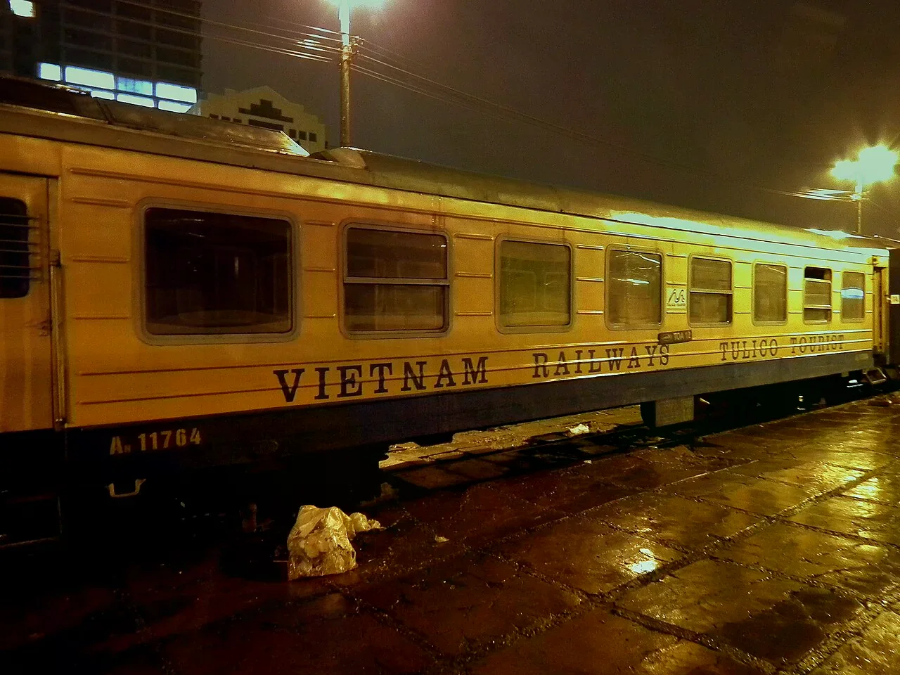 夜間月台停靠的越南鐵路列車