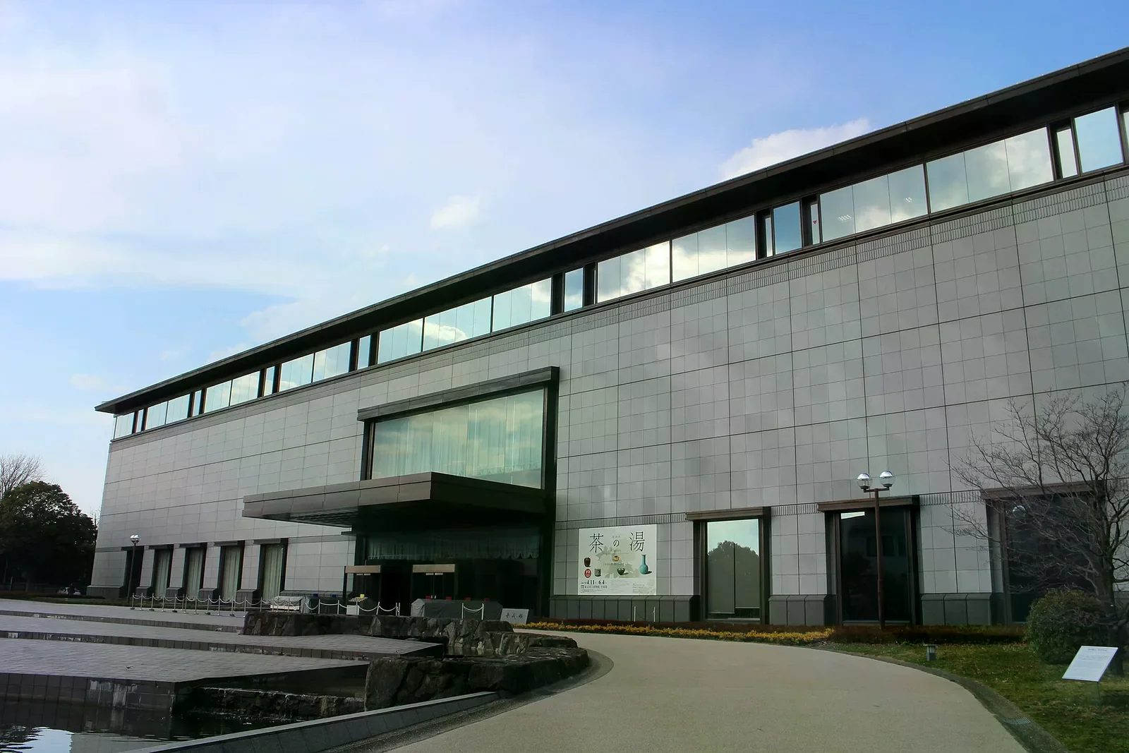 東京國立博物館平成館入口與前方石階廣場