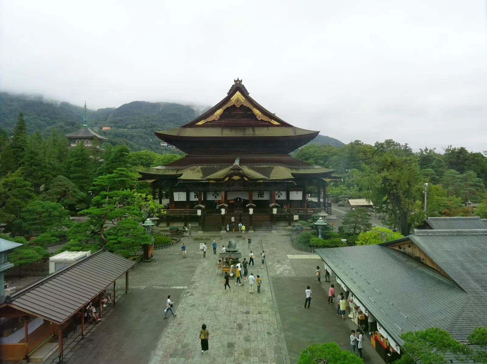 從善光寺山門樓上望見本堂屋頂與參道