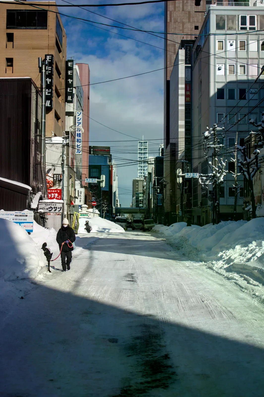 札幌積雪街道與兩旁建築，呈現冬天步行與道路積雪的情境