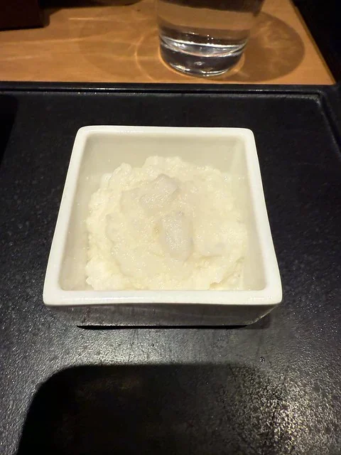 白色小碗盛裝的山藥泥