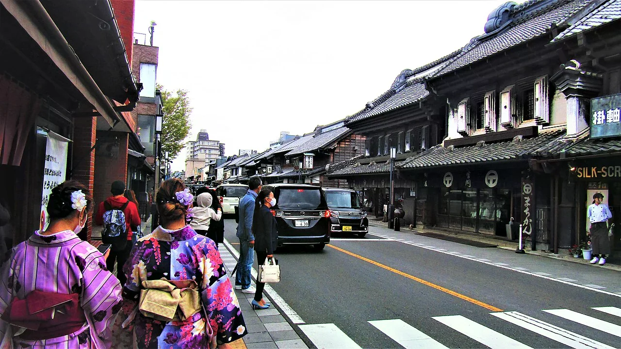 川越藏造街道旁的店屋、行人與車流