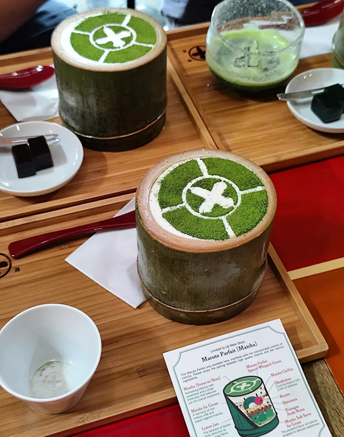 竹筒抹茶聖代表面以白色粉末畫出十字圓紋