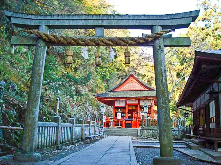 石鳥居後方的厳魂神社奧社社殿（2007 年照片）。