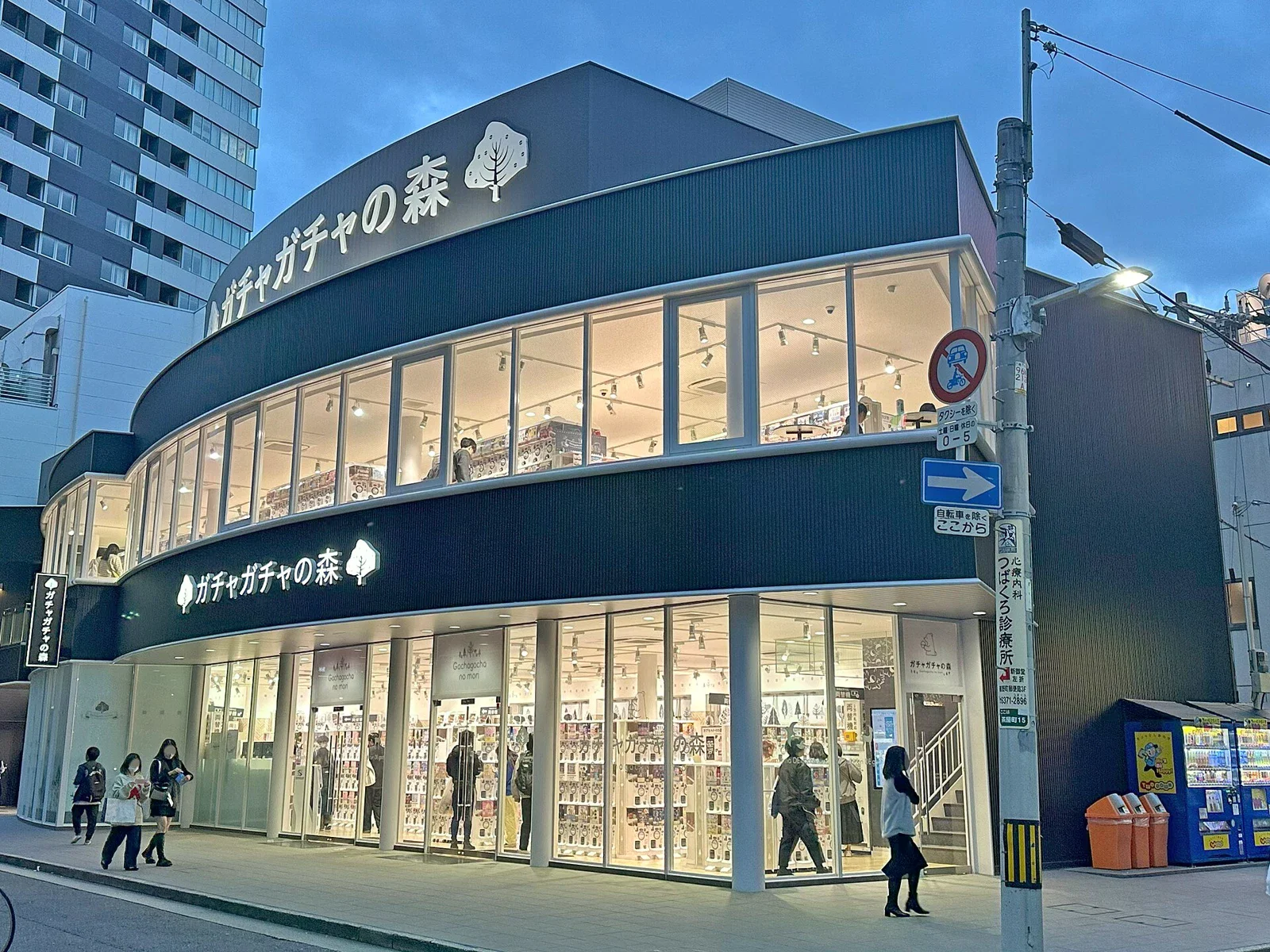 ガチャガチャの森梅田茶屋町店兩層外觀與玻璃後機台