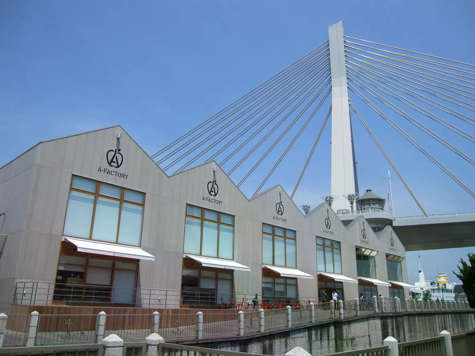 A-FACTORY 港邊鋸齒狀屋頂建築與海側步道
