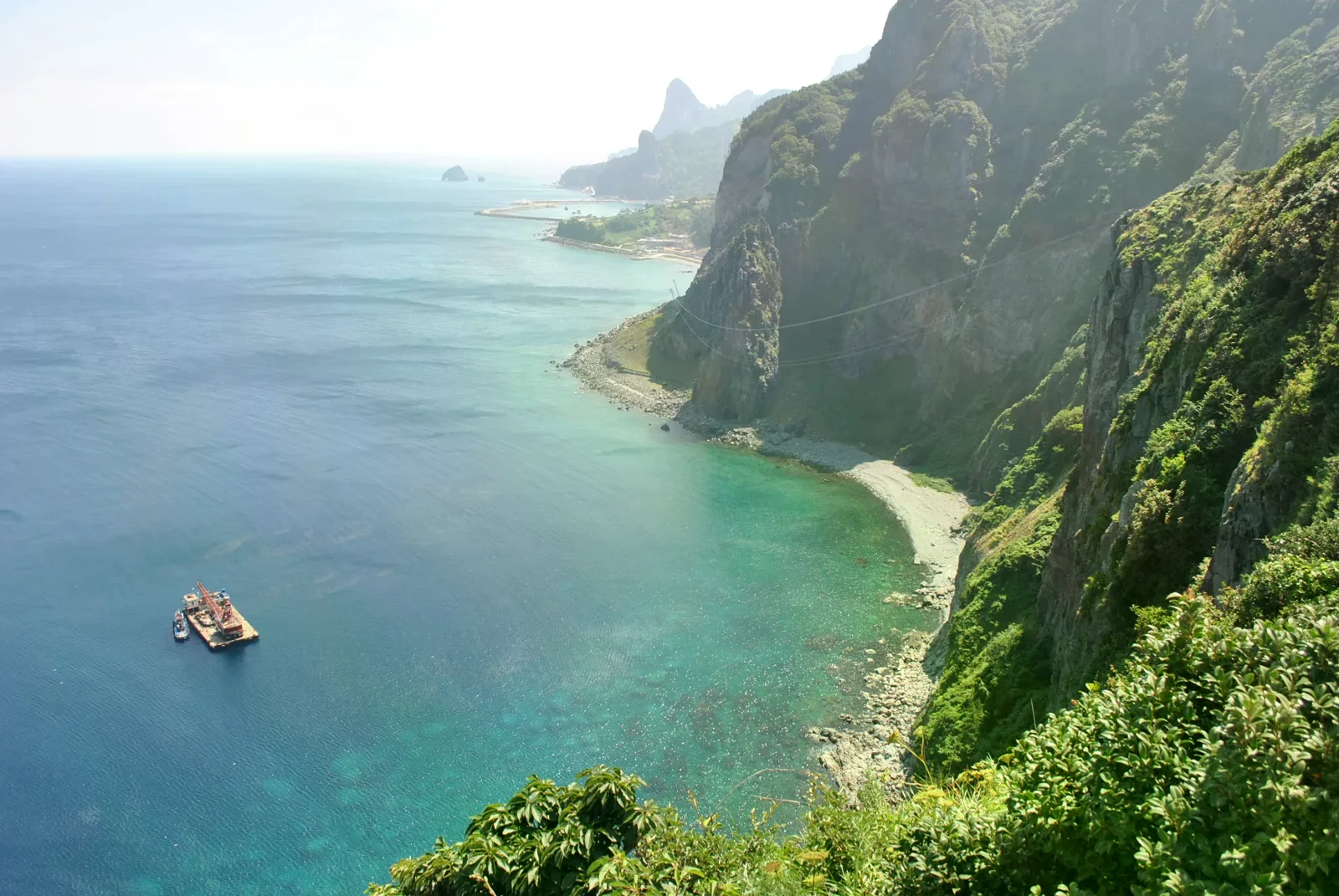 2010年鬱陵島苔霞沿岸的岩壁、海面與小型碼頭，非沙洞港現況
