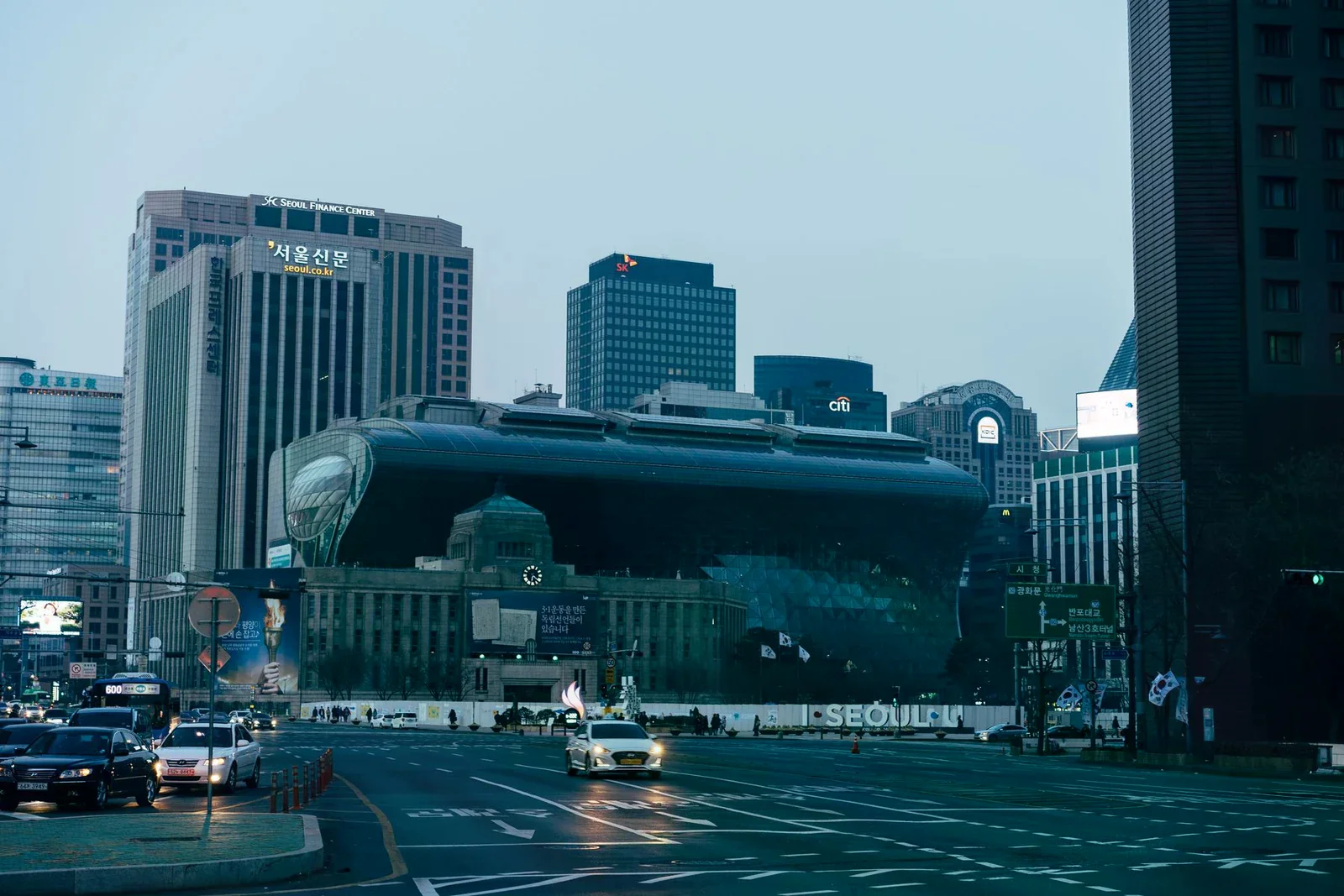 首爾市廳與周邊高樓，呈現市中心的城市景觀。